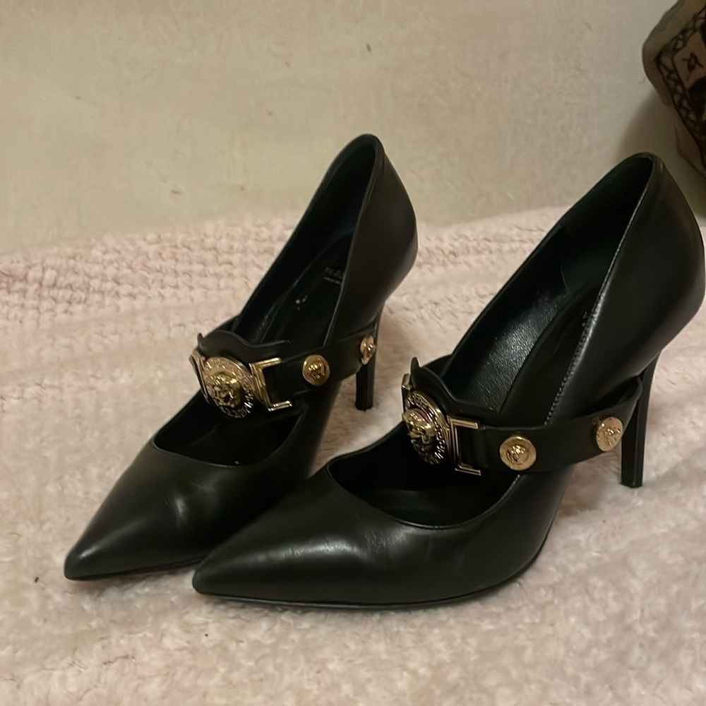 Size 7 Versace black pumps.